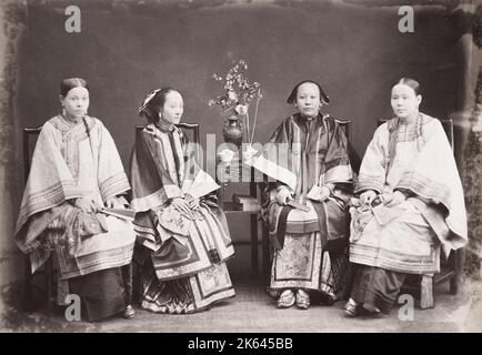 Photographie vintage du XIXe siècle : groupe de femmes chinoises en robes ornées avec pieds reliés, Chine. Banque D'Images