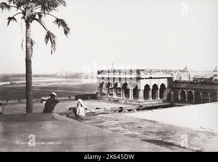 Photographie du XIXe siècle : le fort Agra, avec le Taj Mahal au loin. Banque D'Images