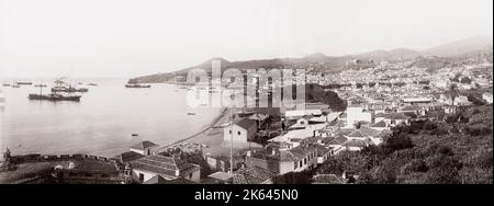 Portugal - vue panoramique sur Funchal Madère avec des navires dans le port Banque D'Images