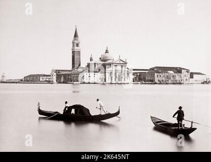 C.1890 Italie Venise Venezia - de l'autre côté de l'eau - St Mark's et Santa Maria della Salute avec gondoles Banque D'Images