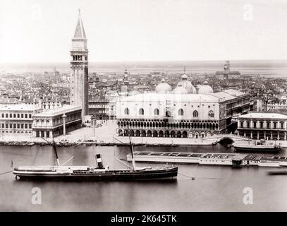 C.1890 Italie Venise Venezia - navire à vapeur et le Campanile Banque D'Images