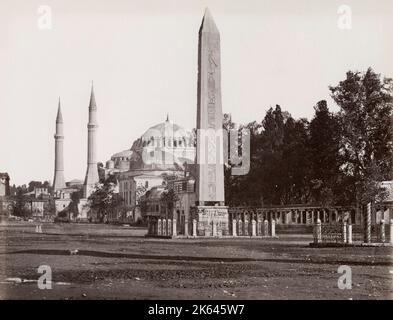 Photographie du XIXe siècle - l'obélisque de Théodosius est l'obélisque égyptien antique de Pharaon Thutmose III réérigé dans l'Hippodrome de Constantinople par l'empereur romain Théodosius I dans la Jé du 4e siècle. Banque D'Images