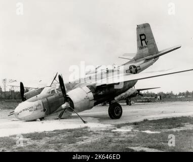 Photographie de la Seconde Guerre mondiale - photo militaire américaine officielle: Douglas A-26 un bombardier envahisseur a atterri à sa base, Beaumont France, 9145. Banque D'Images