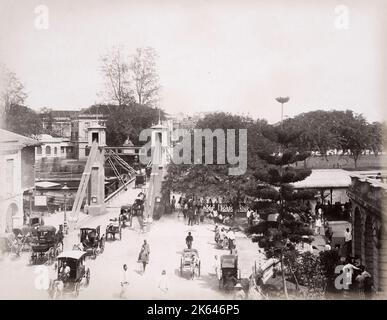 c.1900 photo d'époque : le pont Cavenagh est le seul pont suspendu et l'un des plus anciens de Singapour, enjambant les tronçons inférieurs de la rivière Singapour Banque D'Images