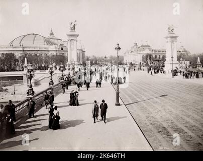 1900 photo d'époque: Exposition universelle, Foire mondiale, Grande exposition, Paris. Pont Alexandre III, pont Alexander III sur la Seine. Banque D'Images