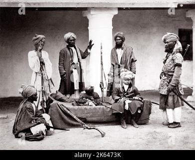 C. Années 1860 L'Inde - groupe guerrier tribal avec enfant. Berger et Robertson studio Banque D'Images