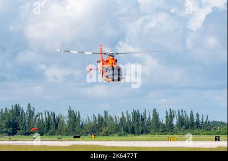 Hélicoptère Dolphin MH-65 de la Garde côtière des États-Unis à partir de la station aérienne de la Garde côtière de Miami, entraînement au Homestead ARB. Banque D'Images