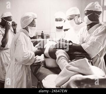 1940s Afrique de l'est - les ordres médicaux de l'armée assistent dans un théâtre d'opération, Kenya Photographie par un officier de recrutement de l'armée britannique stationnés en Afrique de l'est et au Moyen-Orient pendant la Seconde Guerre mondiale Banque D'Images