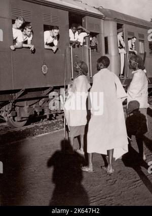 1940s Afrique de l'est - gare ferroviaire au Kenya Photographie d'un officier de recrutement de l'armée britannique en poste en Afrique de l'est et au Moyen-Orient pendant la Seconde Guerre mondiale Banque D'Images