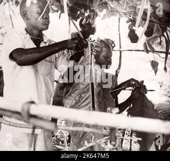 1940s Afrique de l'est Ouganda - culture et transformation du tabac Photographie d'un officier de recrutement de l'armée britannique en poste en Afrique de l'est et au Moyen-Orient pendant la Seconde Guerre mondiale Banque D'Images