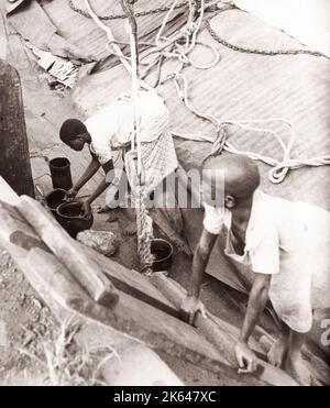 1940s Afrique de l'est - Ouganda - pêche, pêcheurs Lac Victoria - préparation de nourriture Photographie par un officier de recrutement de l'armée britannique stationné en Afrique de l'est et au Moyen-Orient pendant la Seconde Guerre mondiale Banque D'Images