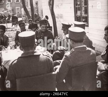 1943 Syrie - Kurdes à Maidan Akbis ou Meiden Ekbis, près d'Alep - police européenne Photographie d'un officier de recrutement de l'armée britannique en poste en Afrique de l'est et au Moyen-Orient pendant la Seconde Guerre mondiale Banque D'Images