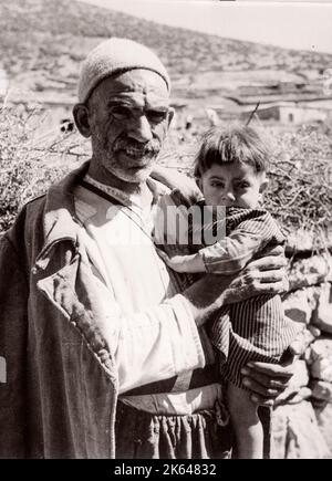 1943 Syrie - le bureau militaire britannique traite le peuple kurde le long de la frontière avec la Turquie en Syrie - beaucoup souffrent de Trachoma Photographie par un officier de recrutement de l'armée britannique stationnés en Afrique de l'est et au Moyen-Orient pendant la Seconde Guerre mondiale Banque D'Images