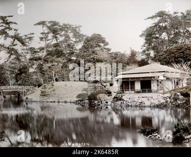 Photographie vintage du 19e siècle - Japon - de l'atelier du baron Raimund von Stillfried. Photographie d'une vue de l'autre côté de l'étang des jardins Hama-rikysÂ« à ChsÂ«sÂ, Tokyo. Banque D'Images