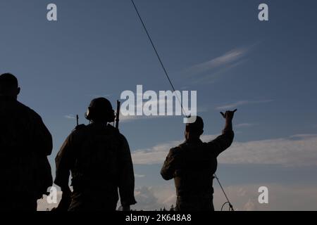 Les contrôleurs d'attaque de terminal interarmées (JTAC) envoient un envoi à l'avion Apache AH-64, affecté à la Brigade de combat Aviation 12th, au cours d'un tir en direct pour l'exercice ample Strike 22 en République tchèque, le 6 septembre 2022. L’exercice est un exercice régulier mené par la JTAC et axé sur l’entraînement aérien et terrestre de pointe, le renforcement des capacités des alliés des États-Unis et de l’OTAN et la défense contre leurs adversaires dans le théâtre européen. Banque D'Images