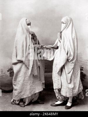 C.1880 s l'Afrique du Nord Algérie - deux femmes musulmanes voilées Banque D'Images