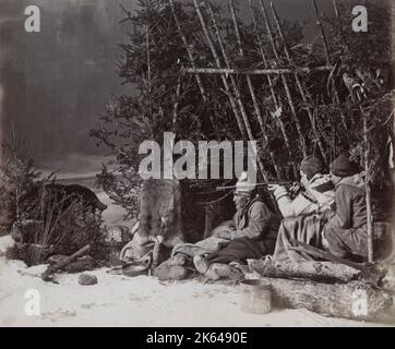 Photographie vintage du XIXe siècle - chasseurs avec des armes à feu en train de tirer dans la neige, composition en studio de William Notman, Canada, vers 1880. Banque D'Images