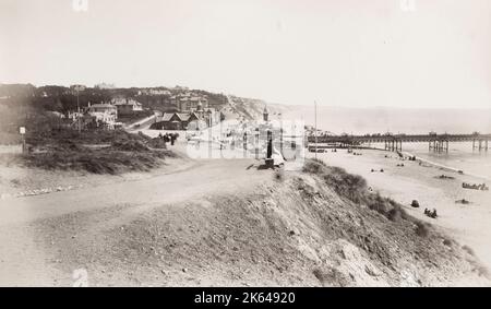 Photographie vintage du XIXe siècle : Bournemouth, plage et jetée, vers l'est. Banque D'Images