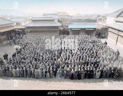 Grand groupe d'enfants dans la cour, Japon, c.1880 's Vintage fin 19th siècle photographie Banque D'Images