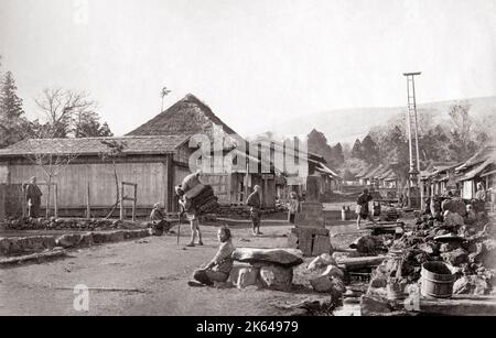 La vie de rue dans un village japonais, c.1870's Banque D'Images