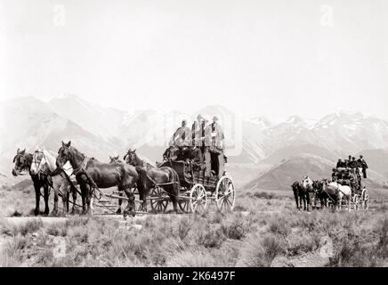 Des entraîneurs de scène tirés par des équipes de cinq chevaux, c.1890's - Australie ? Banque D'Images