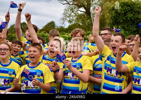 Darlington, Royaume-Uni. 11 octobre 2022. L’équipe masculine de la coupe du monde de rugby des îles Cook est arrivée au Rockliffe Hall, où elle sera basée pendant trois semaines au cours de sa campagne de RLWC2021 qui comprend un match contre les rivaux des Tonga au stade Riverside de Middlesbrough. L'équipe a été accueillie avec un groupe de jeunes cuivres et de jeunes joueurs de Yarm Wolves avant de rencontrer des représentants locaux et les médias. Ils ont également exécuté le Haka. Crédit : Teesside Snapper/Alamy Live News Banque D'Images