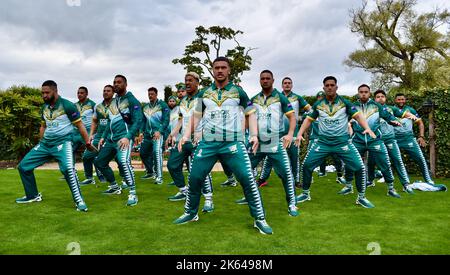 Darlington, Royaume-Uni. 11 octobre 2022. L’équipe masculine de la coupe du monde de rugby des îles Cook est arrivée au Rockliffe Hall, où elle sera basée pendant trois semaines au cours de sa campagne de RLWC2021 qui comprend un match contre les rivaux des Tonga au stade Riverside de Middlesbrough. L'équipe a été accueillie avec un groupe de jeunes cuivres et de jeunes joueurs de Yarm Wolves avant de rencontrer des représentants locaux et les médias. Ils ont également exécuté le Haka. Crédit : Teesside Snapper/Alamy Live News Banque D'Images