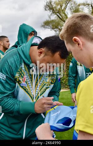 Darlington, Royaume-Uni. 11 octobre 2022. L’équipe masculine de la coupe du monde de rugby des îles Cook est arrivée au Rockliffe Hall, où elle sera basée pendant trois semaines au cours de sa campagne de RLWC2021 qui comprend un match contre les rivaux des Tonga au stade Riverside de Middlesbrough. L'équipe a été accueillie avec un groupe de jeunes cuivres et de jeunes joueurs de Yarm Wolves avant de rencontrer des représentants locaux et les médias. Ils ont également exécuté le Haka. Crédit : Teesside Snapper/Alamy Live News Banque D'Images