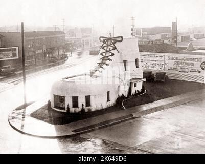 La plus grande chaussure au monde - une entreprise de réparation à Portland Oregon, années 1930 Banque D'Images