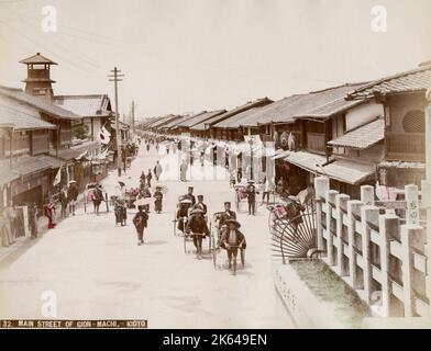 Photo d'époque du XIXe siècle - rue principale, Gion-machi, Kyoto, Japon, montrant des passagers en pousse-pousse. Banque D'Images