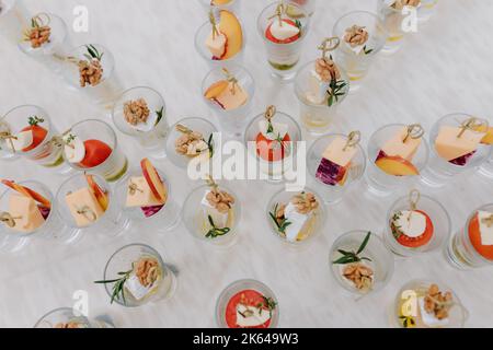 En-cas en vacances avec cure-dents en verres. Vue de dessus Banque D'Images