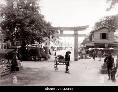 c.1880's Japon - rue en face du temple d'Ikuta à Kobe Banque D'Images