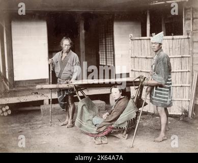 Photographie vintage de la fin du XIXe siècle : femme dans un kago, chaise de transport avec porteurs, Japon. Banque D'Images