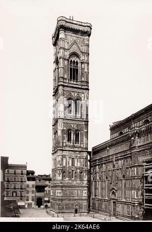 Photographie du XIXe siècle : Italie - le Campanile de Giotto est un Campanile autonome qui fait partie du complexe de bâtiments qui composent la cathédrale de Florence sur la Piazza del Duomo à Florence, en Italie. Banque D'Images