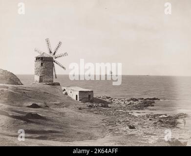 Photographie vintage du XIXe siècle : Égypte, moulin à vent sur une rive. Banque D'Images