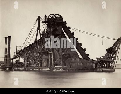 Photographie vintage du XIXe siècle - dragage à vapeur, barge de dragage sur le Nil, Égypte, vers 1890. Banque D'Images
