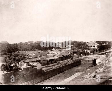 Vintage Photo 19e siècle Chine c.1880 s - street et canal de Pékin Beijing, montrant la Légation britannique Banque D'Images