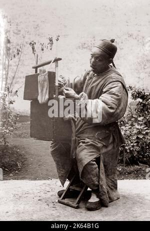 c.1890 Chine - types et métiers chinois - vendeur de rue Banque D'Images