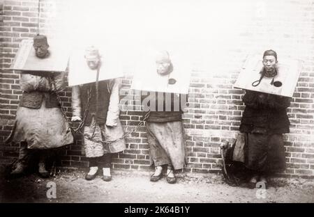 c.1890 Chine - types et métiers chinois - prisonniers en cangue Banque D'Images