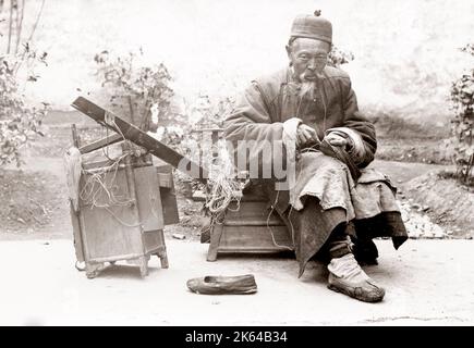 c.1890 Chine - types et métiers chinois - vendeur de rue - cobbler Banque D'Images