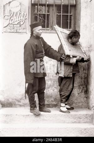 c.1890 Chine - prisonnier chinois en cangue et garde Banque D'Images