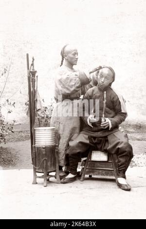 c.1890 Chine - types et métiers chinois - vendeurs de rue - barbier Banque D'Images