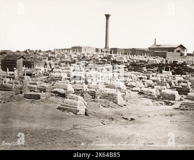 Photographie du XIXe siècle : le pilier de Pompey est le nom donné à une colonne triomphale romaine à Alexandrie, en Égypte. Installé en l'honneur de l'auguste Dioclétien entre 298-302 AD, la colonne géante Corinthienne a soutenu à l'origine une statue colossale de porphyre de l'empereur en armure. L'image c.1890 du studio Bonfils montre le cimetière environnant. Banque D'Images