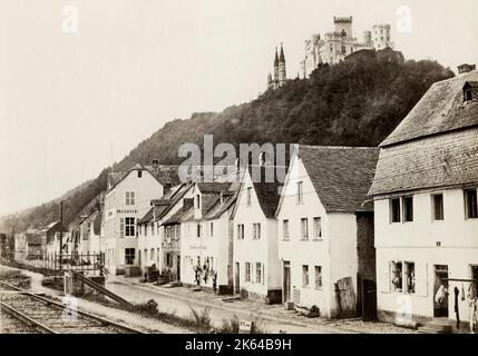 Photographie d'époque du 19th siècle - le château de Stolzenfels est un ancien château fort médiéval transformé en palais, près de Koblenz sur la rive gauche du Rhin, dans l'État de Rhénanie-Palatinat, en Allemagne. Banque D'Images