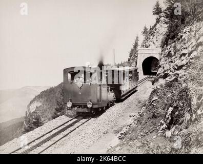 Photographie du XIXe siècle : funiculaire à vapeur, moteur, sur un chemin de fer avec tunnel, France, image c.1890 Banque D'Images