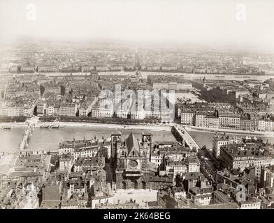 Photographie ancienne du XIXe siècle : vue imprenable sur le centre de Lyon, en France, prise de la flèche de l'Eglise de Fourvière. Image c.1890 Banque D'Images