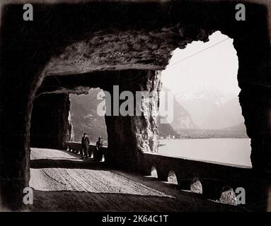 Photographie ancienne du XIXe siècle : lac de Lucerne. La vieille Axnstrasse est le nom de la montée abrupte et précipitée dans une route en zigzag raide et étroite en Suisse centrale. Banque D'Images