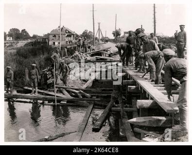 Les ingénieurs russes la réfection d'un pont détruit par les soldats autrichiens dans leur retraite sur le front de l'Est, la Première Guerre mondiale Banque D'Images