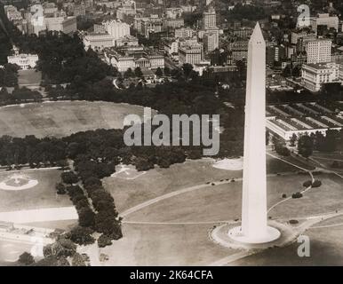 Au début du xxe siècle vintage press photographie - une vue sur le Washington memorial, prises à partir de l'air en 1920 Banque D'Images