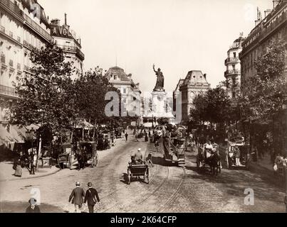 Photographie vintage du 19th siècle - place de la République, Paris, France, scène de rue, animée par les piétons et la circulation à cheval. c.1890 Banque D'Images